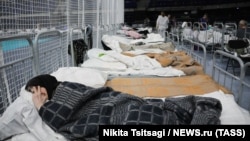 Жители населенного пункта Шебекино в пункте временного размещения в "Белгород-Арене". 2 июня 2023 года