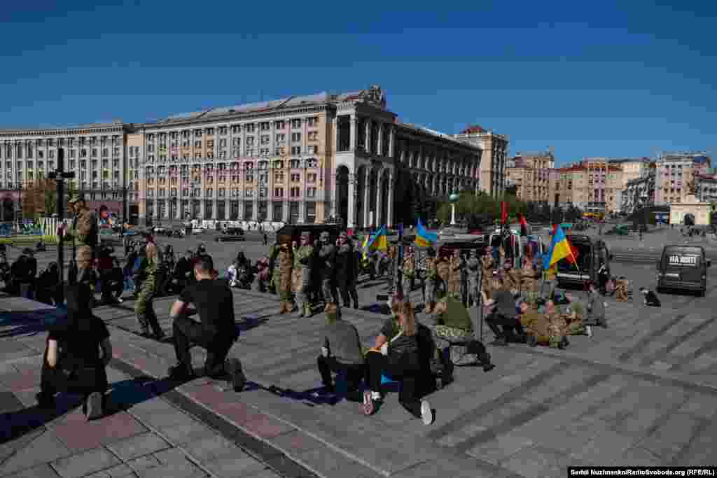 На прощання на майдані Незалежності прийшли близькі та побратими загиблих. Сергій був на війні ще у 2014 році, служив парамедиком на сході України. Від початку повномасштабного вторгнення знову пішов на фронт добровольцем, як і Тарас  