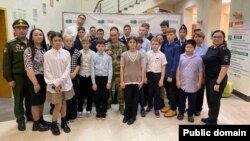 Колишній «вагнерівець» Віктор Цибенко – звільнений із в'язниці, де відбував покарання за вбивство, для участі у війні проти України – під час зустрічі із школярами міста Білоярський у Ханти-Мансійському автономному окрузі Росії. Жовтень 2023 року.