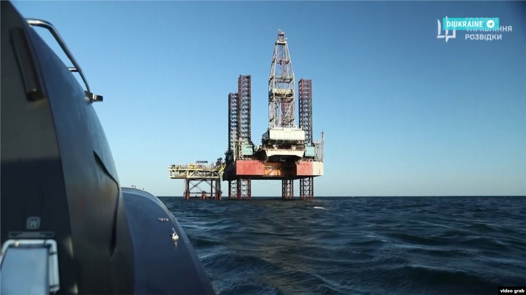 Украинский военный катер приближается к одной из буровых платформ во время рейда на «вышки Бойка» в Черном море. Август-сентябрь 2023 года, фото ГУР МО Украины.