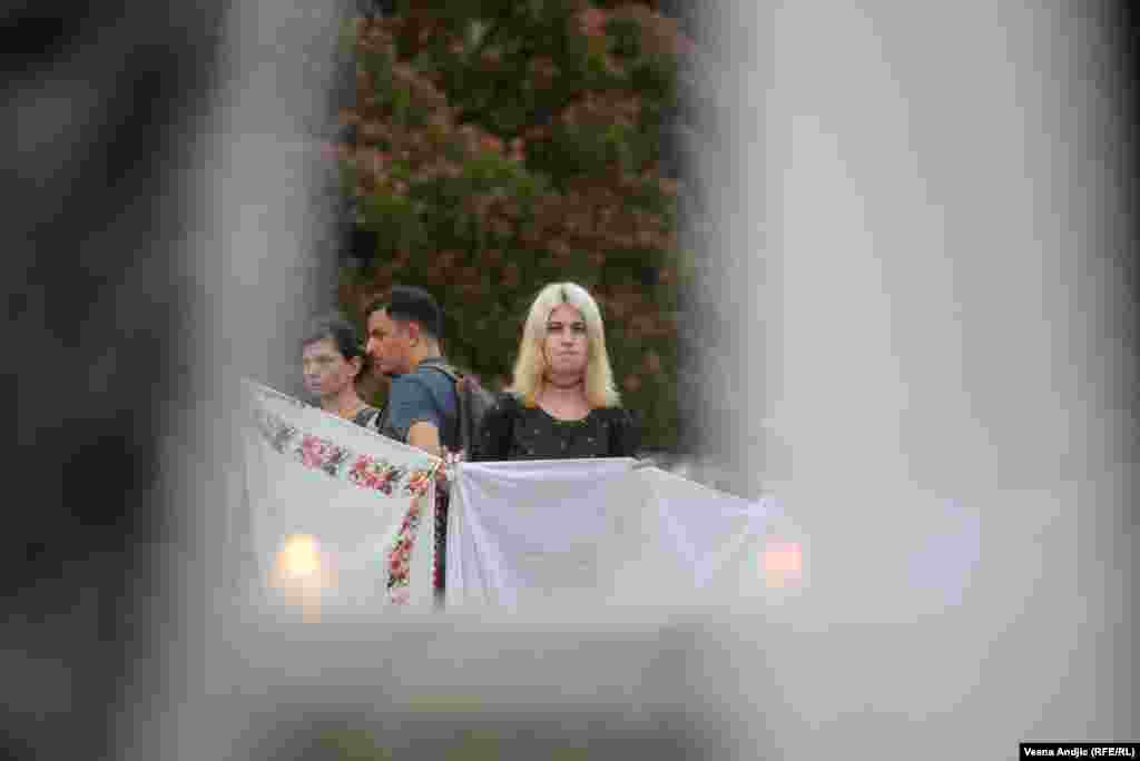 U akciji "Majčina marama" okupljeni su simbolično vezivali maramu za maramu. Posvećena je ženama koje su preživele genocid u Srebrenici i njihovoj borbi za privođenje pravdi odgovornih za genocid.