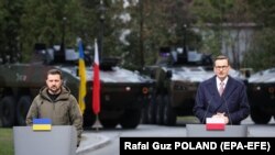 Президент України Володимир Зеленський і прем'єр-міністр Польщі Матеуш Моравецький (праворуч) під час пресконференції на тлі військової бронетехніки. Варшава, 5 квітня 2023 року 