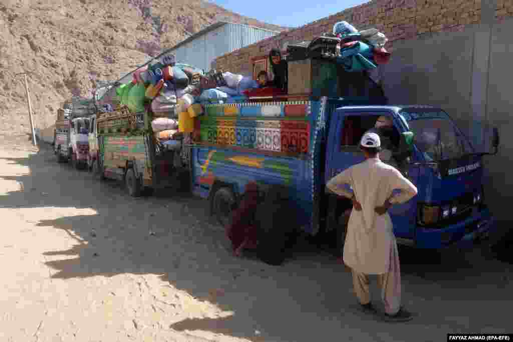 چند خانواده افغان در انتظار برای خروج از پاکستان. میلیون‌ها افغان طی چندین دهه در یکی از بزرگترین و طولانی‌ترین بحران پناهجویان در جهان به پاکستان پناهنده شده‌اند.