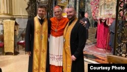 Кардинал Маттео Марія Дзуппі, посланець папи Римського з питань миру в Україні (посередині), протосинкел Апостольського екзархату для українців-католиків візантійського обряду в Італії отець Теодосій Грень (ліворуч)
