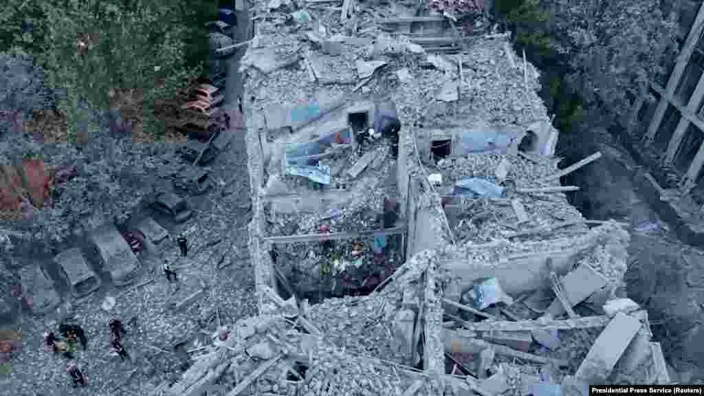 Масштаби руйнування житлового будинку у Львові внаслідок російського ракетного удару вночі 6 липня.  Президент Росії Путін стверджує, що російська армія не завдає ударів по цивільній інфраструктурі та цивільному населенню. Насправді, від моменту широкомасштабного вторгнення Росії в Україну 24 лютого 2023 року, російська армія щоденно обстрілює із артилерії, бомбардує із літаків, атакує ракетами та дронами українські міста і села, руйнуючи житлові будинки, лікарні, школи, водогони та іншу цивільну інфраструктуру. Щодня гинуть цивільні громадяни України. Серед них і діти