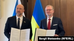 Український прем'єр Денис Шмигаль (ліворуч) та очільник чеського уряду Петр Фіала (праворуч) під час підписання спільної заяви у Празі, 16 липня 2024 року