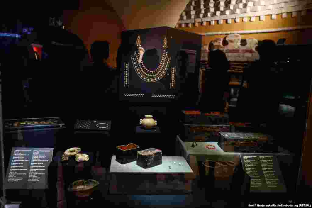 В экспозиции представили более полтысячи артефактов, известных как «скифское золото», которые удалось вернуть в Украину из Нидерландов после почти 10 лет судов