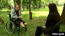 Сергій Райлян розмовляє із журналістом Радіо Свобода під час зйомок інтерв'ю. Київ, Україна. Липень, 2023 року