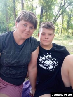 Микита Ковалик з мамою. Фото з особистого архіву родини