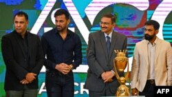 د پاکستان د کرکټ ملي لوبډلې پخواني لوبغاړي او د کرکټ بورډ چارواکی د اسیا جام ښوولو پر مهال - د جولای ۱۹مې انځور.