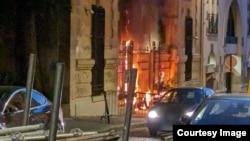 تصویری از بهآتش کشیده شدن ورودی بخش کنسولی سفارت ایران در پاریس