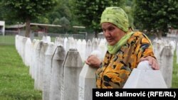 Nezira Sulejmanović pored nišana dva sina u Memorijalnom centru Potočari.