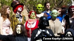 Учасники акції в костюмах казкових героїв під час ходи з вимогою припинити наступ на український звуковий дубляж іноземної кінопродукції. Київ, 25 квітня 2012 року