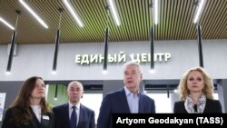 სსო-ს მონაწილეთა მხარდაჭერის ერთიანი ცენტრის ხელმძღვანელი, იულია მატვეევა (მარცხნივ), მოსკოვის მერი, იური სობიანინი (შუაში) და მარცხნივ რუსეთის ვიცე-პრემიერი ტატიანა გოლიკოვა