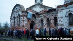 Під час святкування Великодня біля сильно пошкодженого, внаслідок масштабного вторгнення Росії, храму в селі Лукашівка Чернігівської області, 16 квітня 2023 року