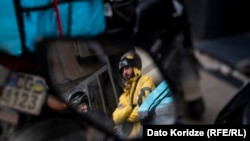 Prvi slučaj je završio na mrežama jer je nasilnik snimao kako verbalno napada i vrijeđa indijskog radnika, dostavljača hrane, ilustrativna fotografija