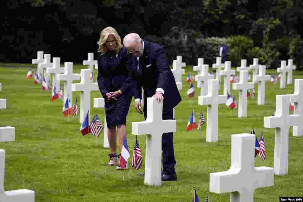 Подружжя Байденів відвідують могили на Нормандському американському кладовищі після церемонії з нагоди 80-ї річниці «Дня Д»