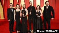 Режисер Мстислав Чернов (посередині) та його команда після вручення премії «Оскар» за найкращий документальний фільм «20 днів у Маріуполі». Голлівуд, 10 березня 2024 року