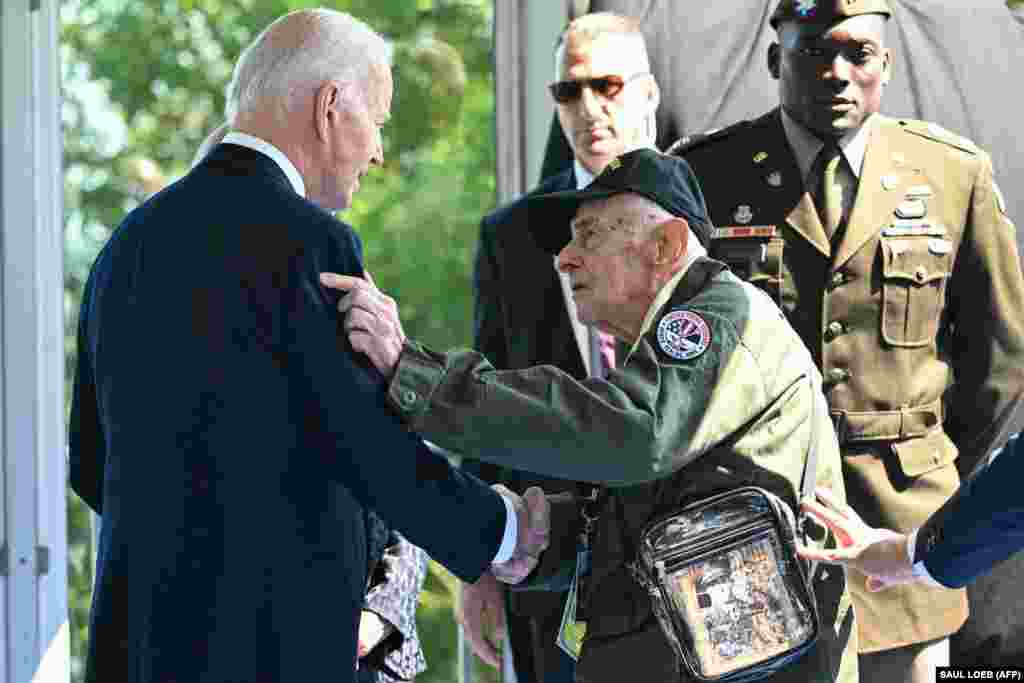 Під час церемонії Байден зустрічається з іншим ветераном  