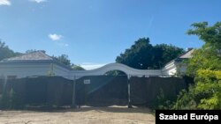 Orbán Győző majorságának bejárata. Innen nem messze található a Mészáros család legifjabb tagjának földje