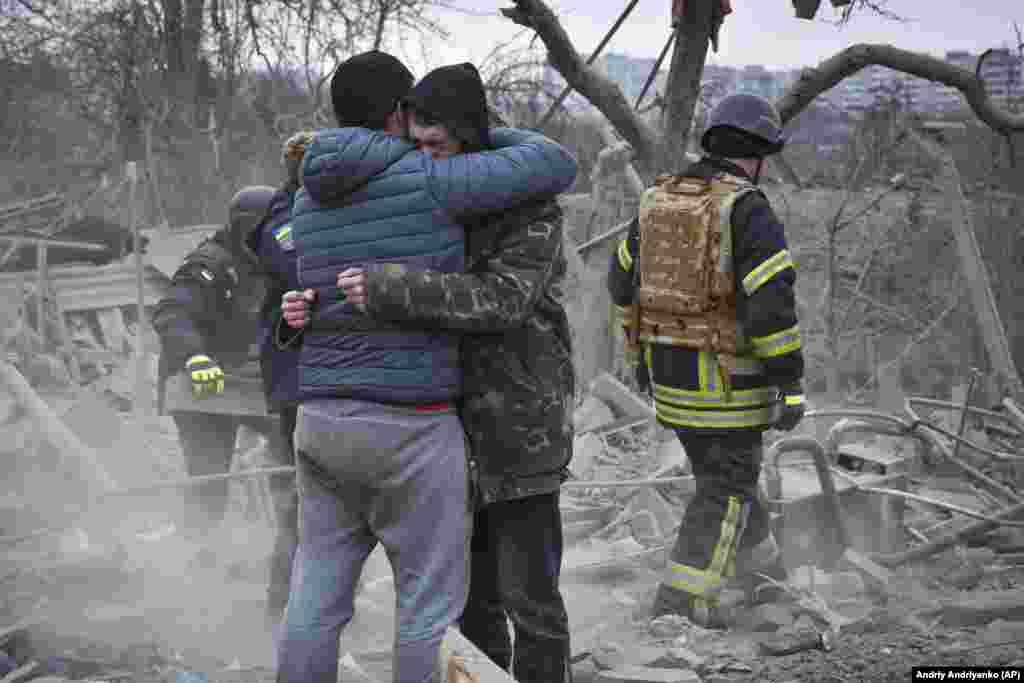 Чоловіки не стримують сліз...