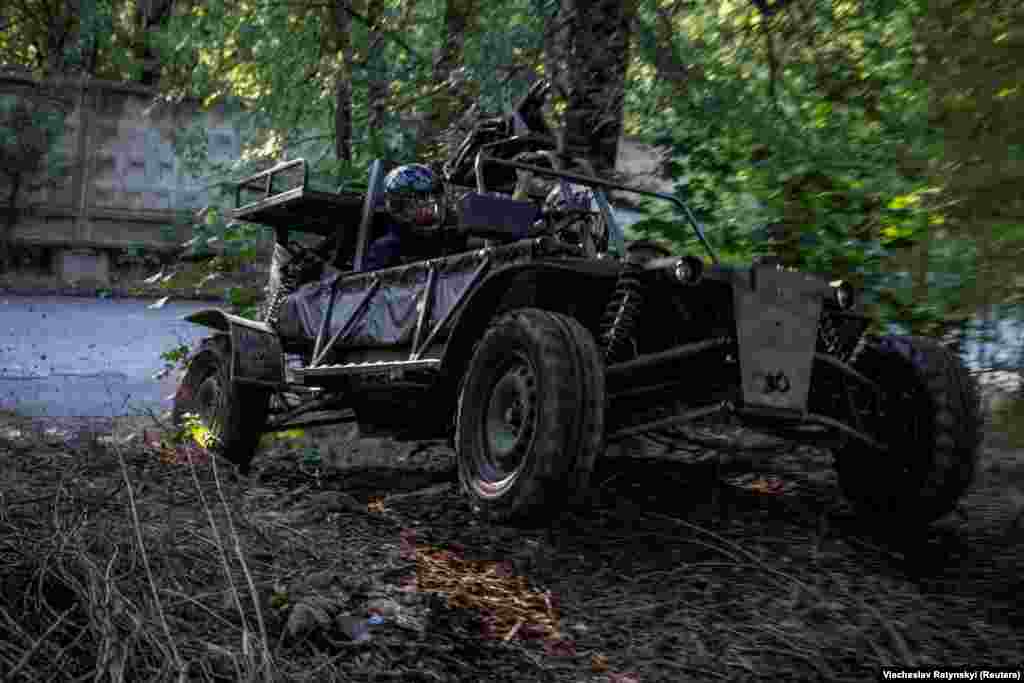 Тестування багі. 12 серпня 2023 року. «Для кожного завдання є транспортний засіб», – розповідає Володимир. «Наші багі не можуть їздити з потужністю бронетранспортера. Але вони мобільні, легкі, по них важко поцілити, і їх практично неможливо знищити протитанковою ракетою»