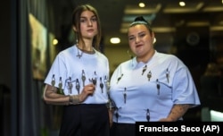 Співачки Jerry Heil (ліворуч) і Alyona Alyona, які представлять Україну на «Євробаченні-2024» позують для фотографії під час інтерв’ю Associated Press. Київ, 25 квітня 2024 року