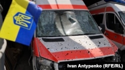 Карета швидкої допомоги, посічена уламками після обстрілу військами РФ Херсон, Україна, червень 2024 року. Фото ілюстративне
