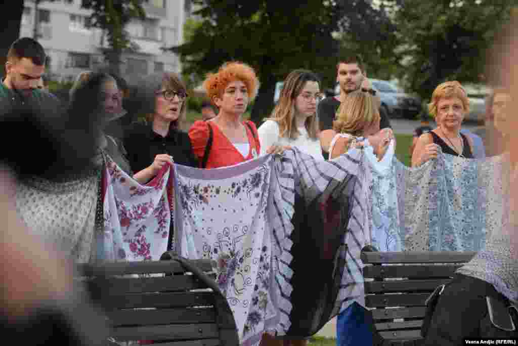 "Marame su simbol žena Srebrenice, žena Bosne i Hercegovine koje su i danas nositeljke mira, koje žive u svim tim sredinama", navela je Sofija Todorović iz nevladine Inicijative mladih za ljudska prava (YIHR).  Inicijativa mladih je, uz Forum ZFD i još nekoliko nevladinih udruženja, pozvala na skup u Beogradu. 