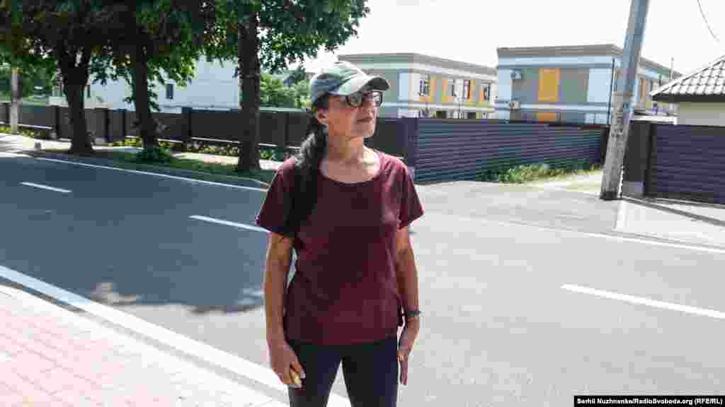 Місцева жителька Ольга: «Коли мій батько будував будинок, побудував під ним кам’яний підвал. І нам заповідав, що «якщо що, то це у вас бомбосховище». Тобто він залив там монолітну плиту. І все. Ми ці слова згадали і, звісно, облаштували там собі – постелили коврики. Спочатку добре почувалися, дивилися телевізор, іноді бігали. Потім, коли це сталося, дивимося: танки почали стріляти уже у нас у дворі. Ми уже капітально побігли у підвал, і там ми сиділи 7 годин. Танки скрипіли гусеницями, був страшний бій, а два танки заховалися за наш дім. Заїжджали до нас у доми. Танки ховалися за будинками, я так розумію. 7 годин цього кошмару: там старі і діти. Ми з життям уже попрощалися, бо над нами так ухало. А потім вийшли і побачили цю страхітливу картину. Як «армагедець» якийсь». Місто Буча, Київська область, 1 березня 2022 року. Праворуч – Ольга у травні 2023 року: «Головне, що всі живі»