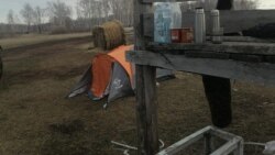 Stanovnici Male Jarki u šatorima izvan poplavljenog sela, april 2024.