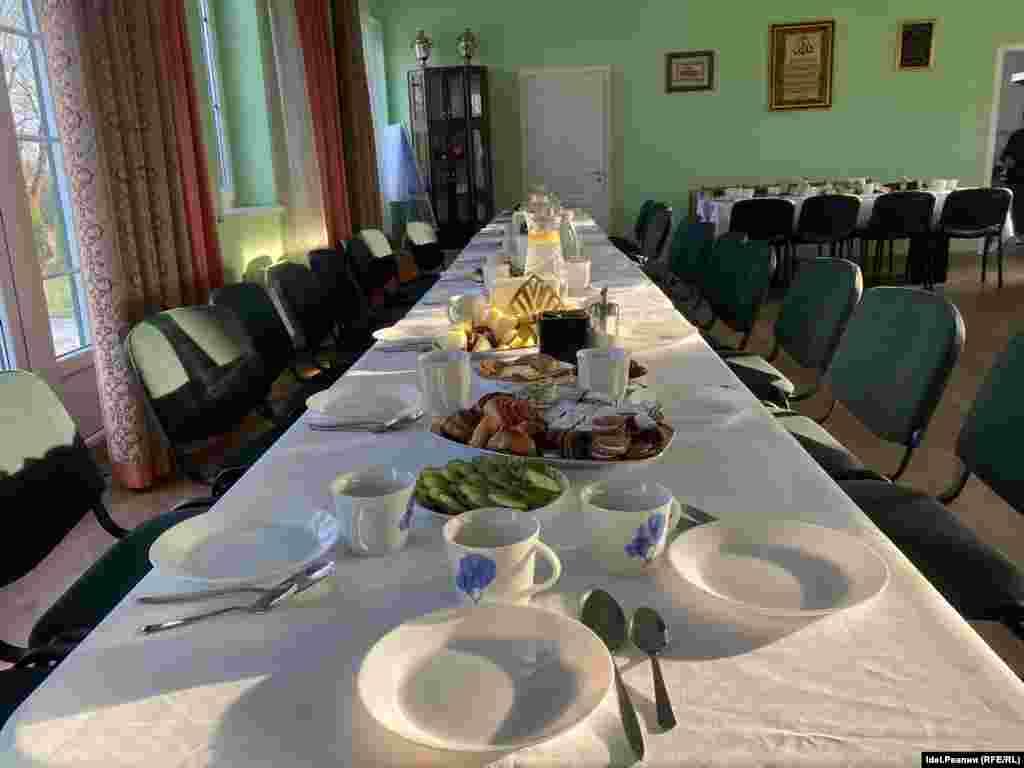 Около 30 человек собралось на один из последних ифтаров месяца Рамадан в 2023 году в мечети села Нямежис 