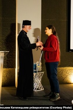 Єпископ Борис Гудзяк вручає нагороду Марії Берлінській