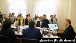 27 февраля 2024 года в Уфимском государственном татарском театре "Нур" глава Башкортостана Радий Хабиров встретился с татарскими активистами республики.