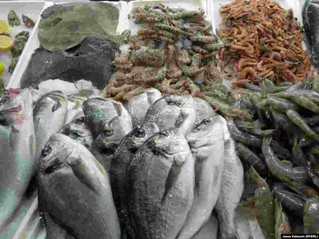 Crnogorski građani godišnje prosječno konzumiraju šest kilograma ribe, što Crnu Goru stavlja na začelje mediteranskih zemalja po potrošnji ribe. U Španiji, Portugalu ili Italiji je ta brojka od 60 do 40 kilograma. Nema podataka koliko turisti biraju riblji meni, no da to nije često upućuje podatak da prosječan turista dnevno na hranu i piće potroši oko 30 eura.