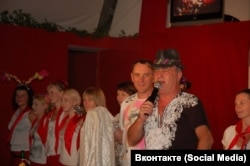 Наум Баруля виступає на сцені закладу «У Наума»