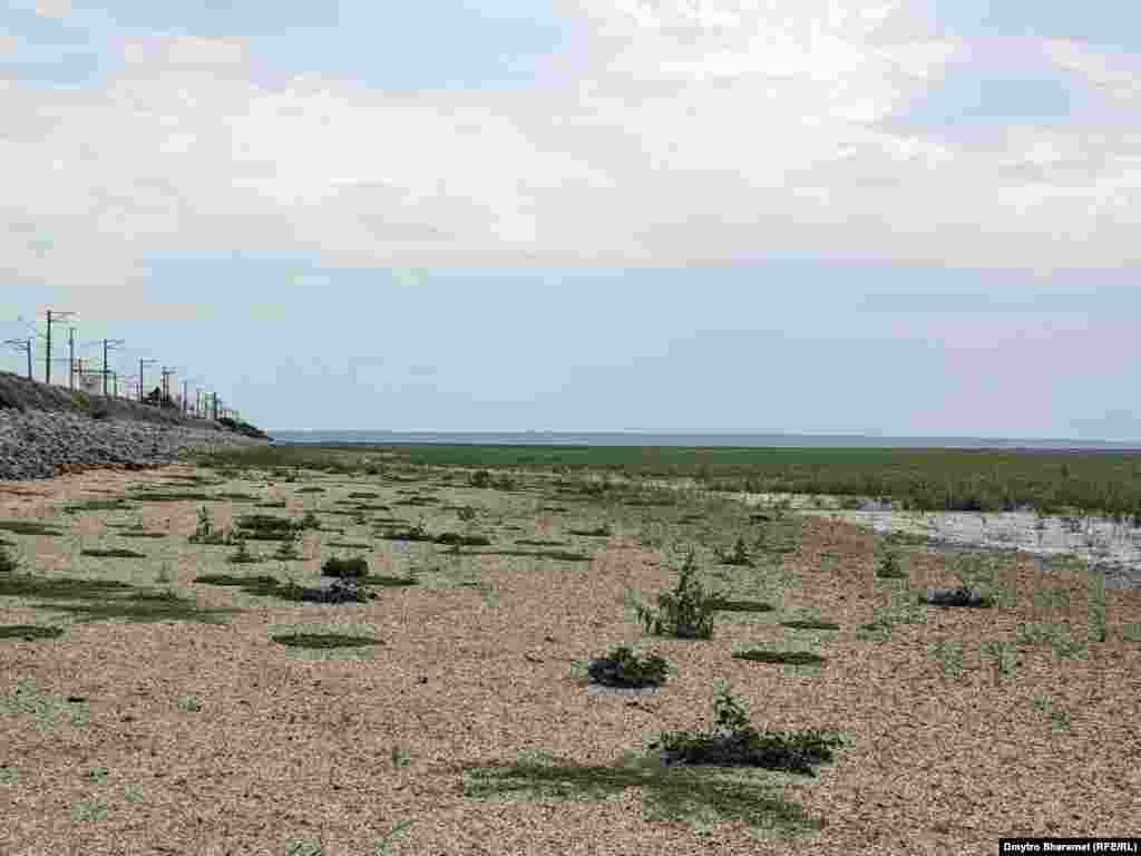 З цього місця видно тимчасово окуповану Василівку. До неї майже 15 кілометрів.