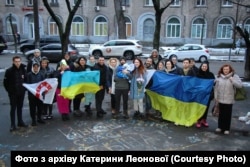 Катерина Леонова з чоловіком, новонародженим сином і друзями