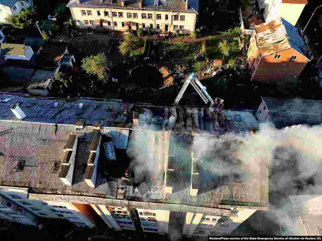 Один із житлових будинків у Львові, що був пошкоджений унаслідок російської ракетної атаки.  15 серпня 2023 року