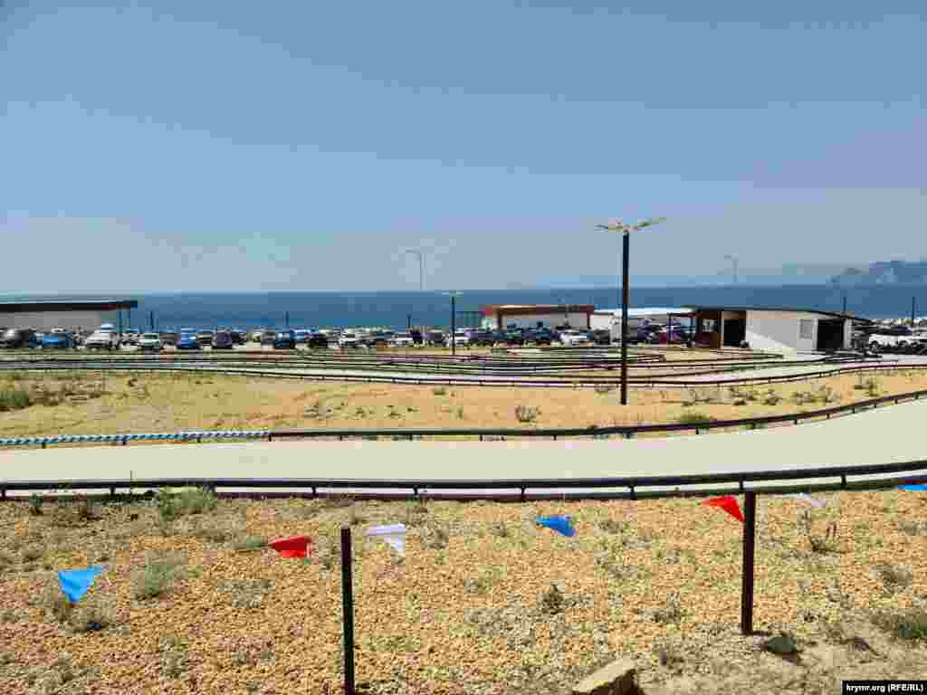 Стоянка для автомобилей у пляжа «Меганом»