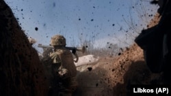 Український солдат під час бою біля Бахмута, 24 березня 2023 року