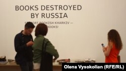 Видавництво «Vivat» показало на Книжковому Арсеналі знищені після ракетного удару книжки по друкарні «Фактор-Друк»
