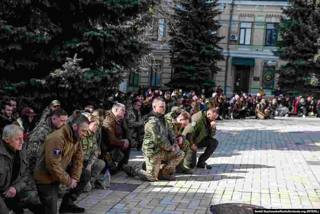 Остання шана... Церемонія прощання із «Троєю» і «Борзим» у Києві. Президент України Зеленський 25 лютого 2024 року уперше з початку великої війни повідомив про втрати. Він сказав про 31 тисячу загиблих українських воїнів. Закордонні аналітики вважають, що кількість втрат є більшою.   