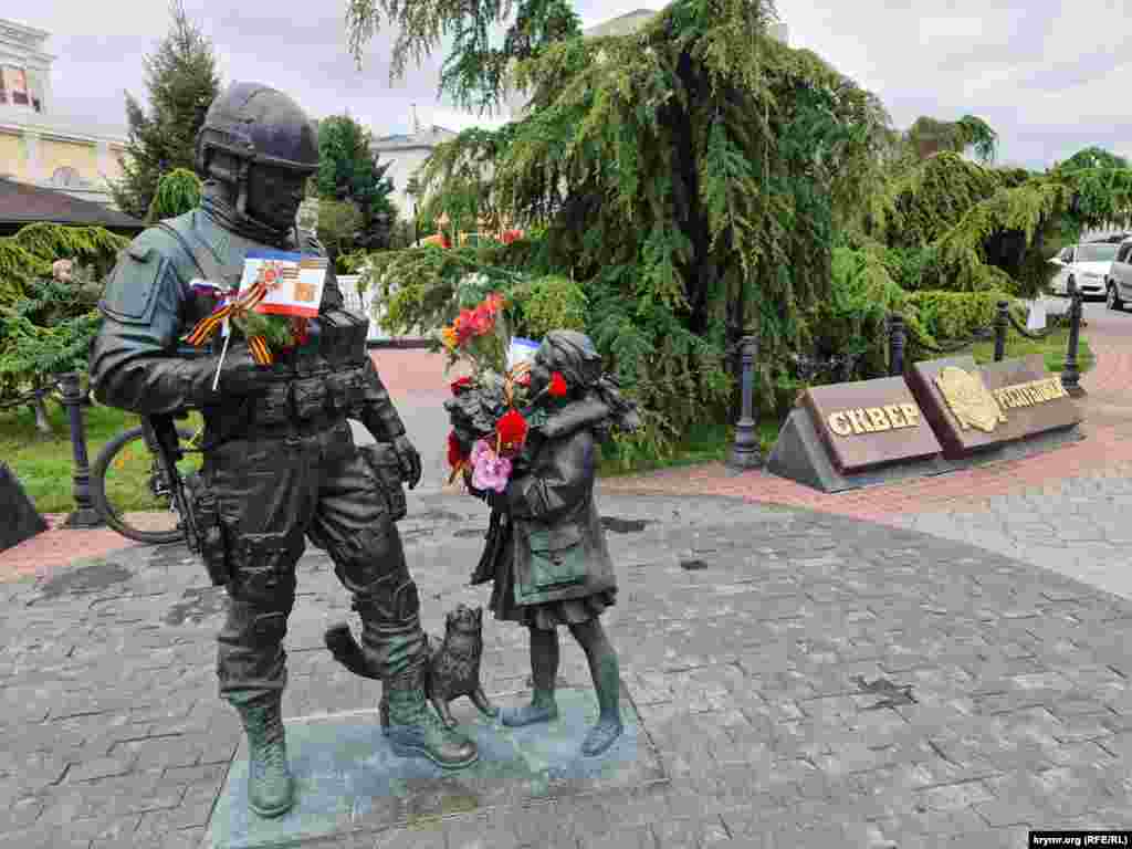 Памятник «вежливому человеку» также оснастили тематической атрибутикой