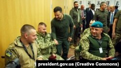 Президент України Володимир Зеленський під час відвідин клініки Staten Island University Hospital, де проходять лікування і реабілітацію поранені українські військовослужбовці. Нью-Йорк, США, 18 вересня 2023 року