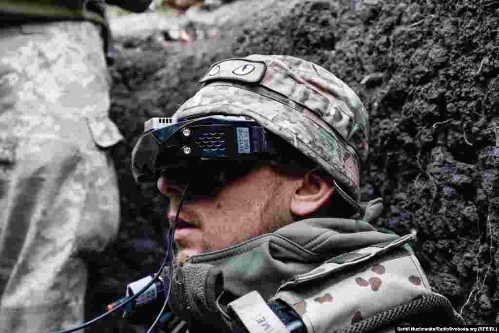 Через швидкість і маневреність дронами керують в окулярах – це забезпечує максимальне занурення в процес. А за безпеку пілота, який не бачить нічого поруч, відповідає напарник