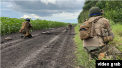 Група морських піхотинців з 35-ї бригади демонструє для журналістів, як російська армія облаштувала мінні поля