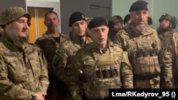 Депутат чеченского парламента Магомед Ханбиев (в центре) вместе с бойцами на оккупированных территориях Украины. Скриншот из видео, опубликованного 23 апреля 2024 года в официальном телеграм-канале главы Чечни Рамзана Кадырова