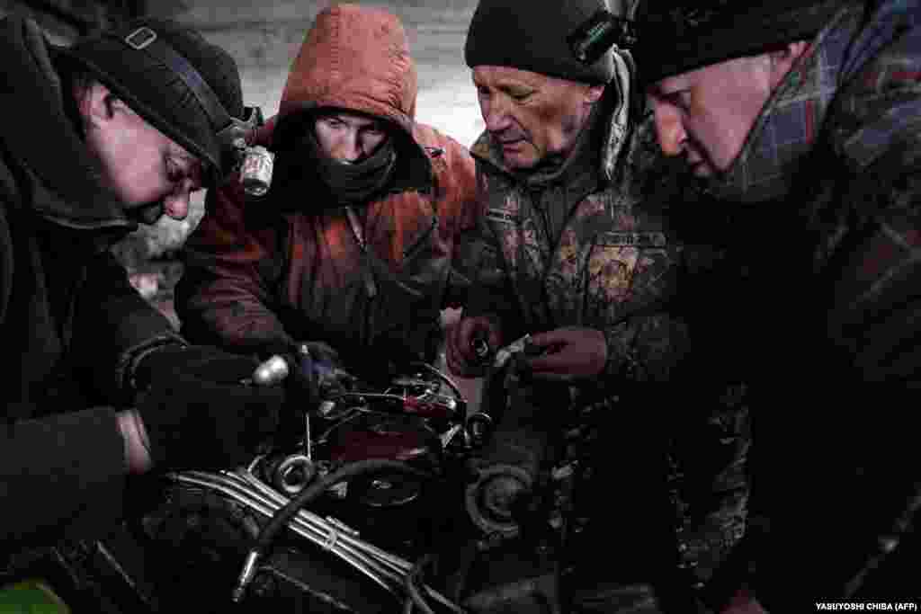 Один із механіків, Дмитро (його немає на цьому фото), раніше ремонтував велосипеди. Він каже, що між мотоциклами і танками є схожість. «Обидва способи роботи загалом однакові,... але, звичайно, є відмінності»  