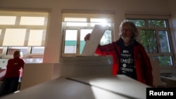 Виборча комісія повідомила, що явка виборців склала рекордні понад 50% за кілька годин до закриття виборчих дільниць